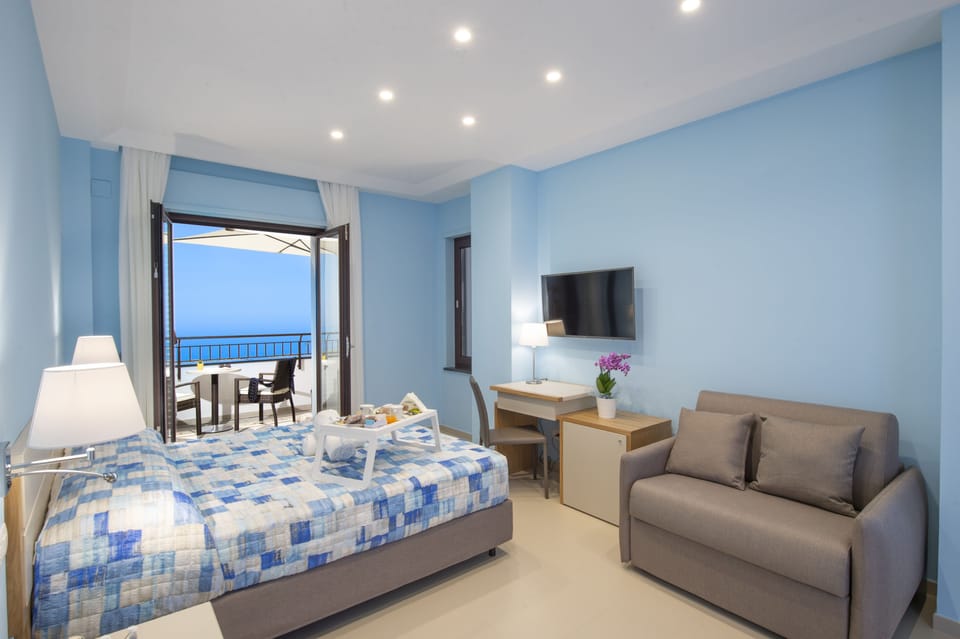 Luxury Triple Room | Minibar, individually decorated, individually furnished, desk