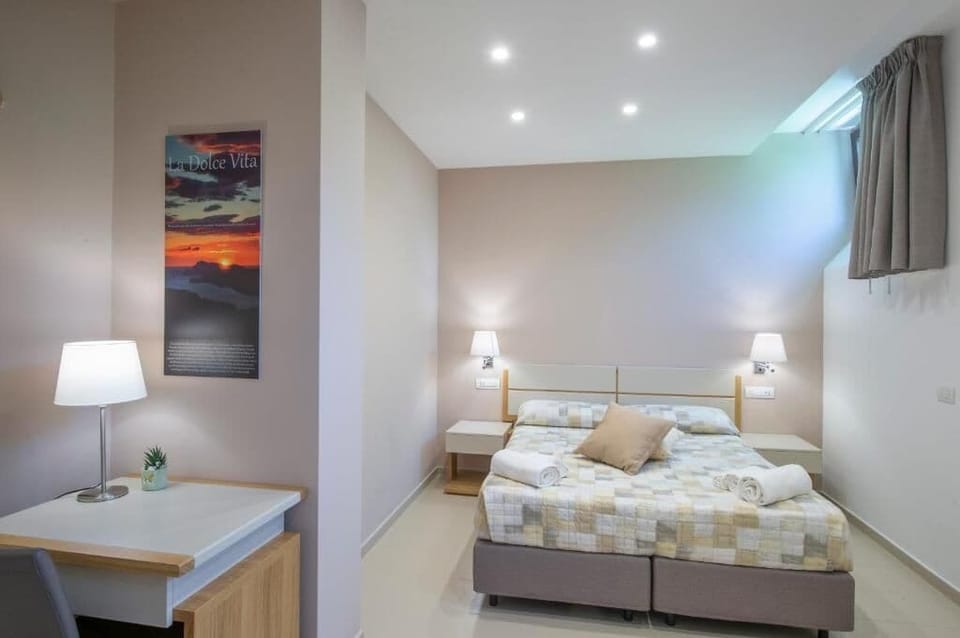 Standard Double or Twin Room | Minibar, desk, soundproofing, WiFi (free)