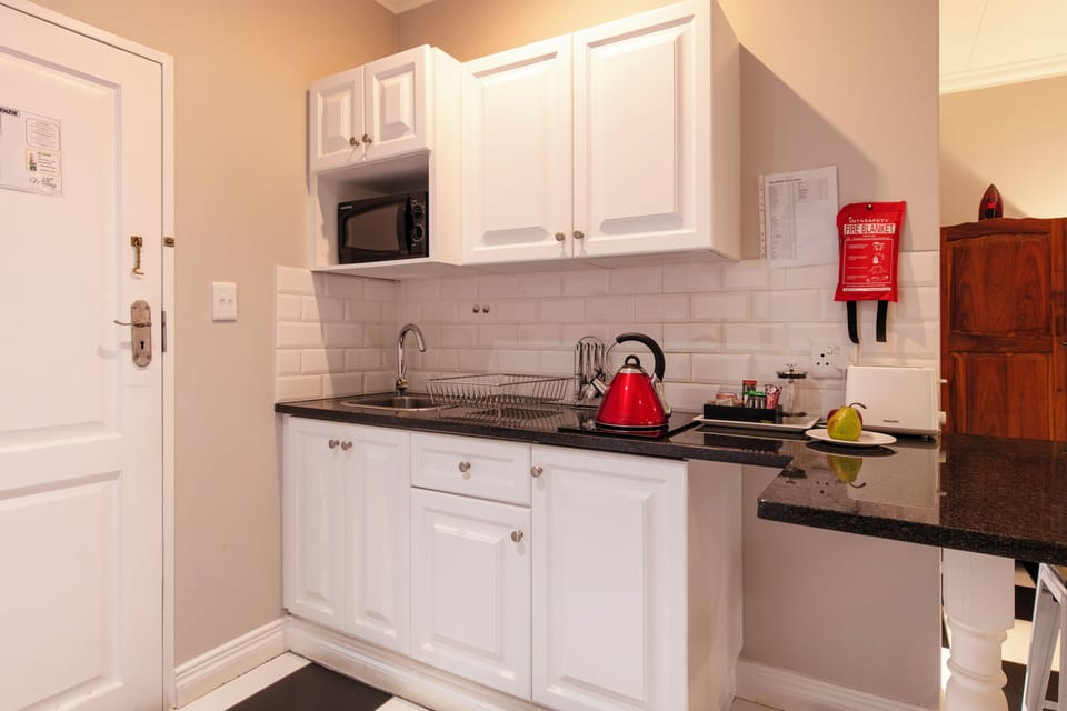 Executive Room, Kitchen | Private kitchen | Coffee/tea maker