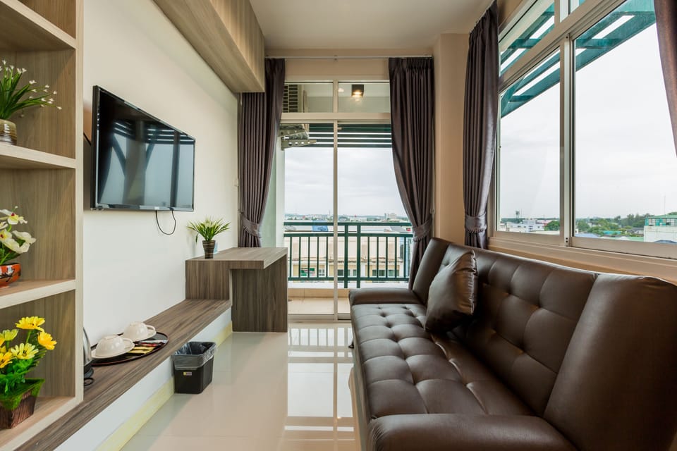 Exclusive Suite | Living room | 32-inch flat-screen TV with cable channels, TV