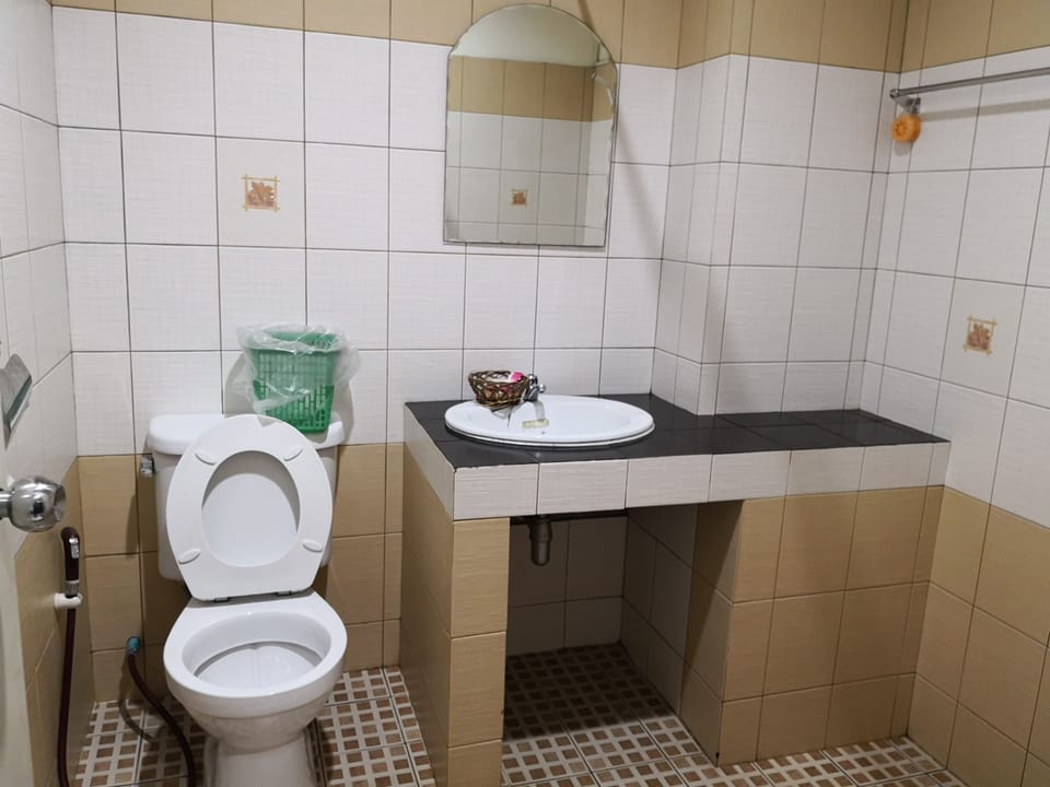 Shower, free toiletries