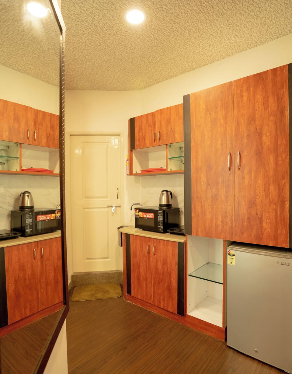 Luxury Studio, 1 Bedroom, Accessible, Kitchenette | Private kitchen | Fridge, microwave, electric kettle, cookware/dishes/utensils