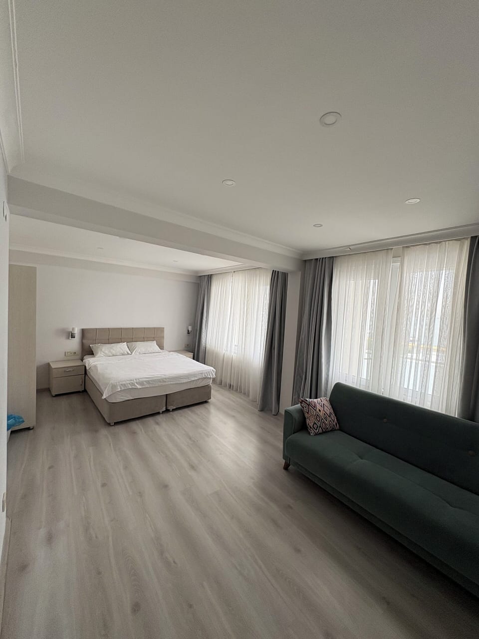 Deluxe Suite, 1 King Bed, Sea View | Premium bedding, minibar, soundproofing, free WiFi