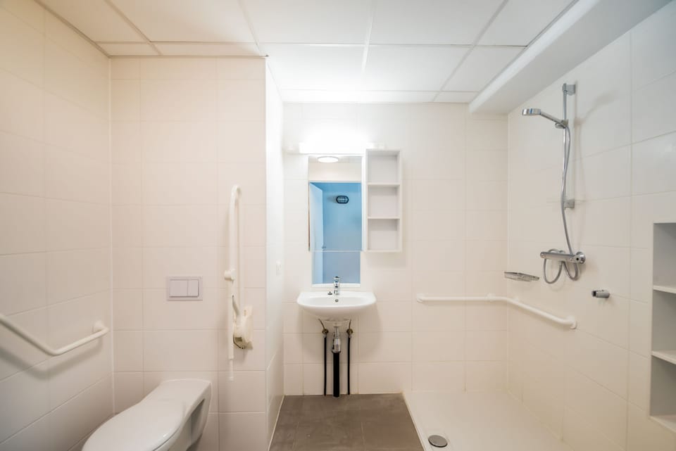 Shower, towels