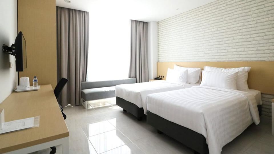 Deluxe Room | Desk, free WiFi