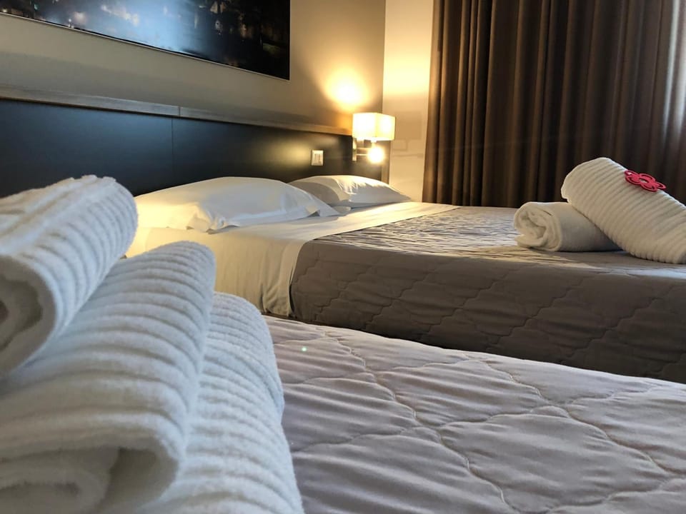 Premium bedding, desk, soundproofing, WiFi (free)