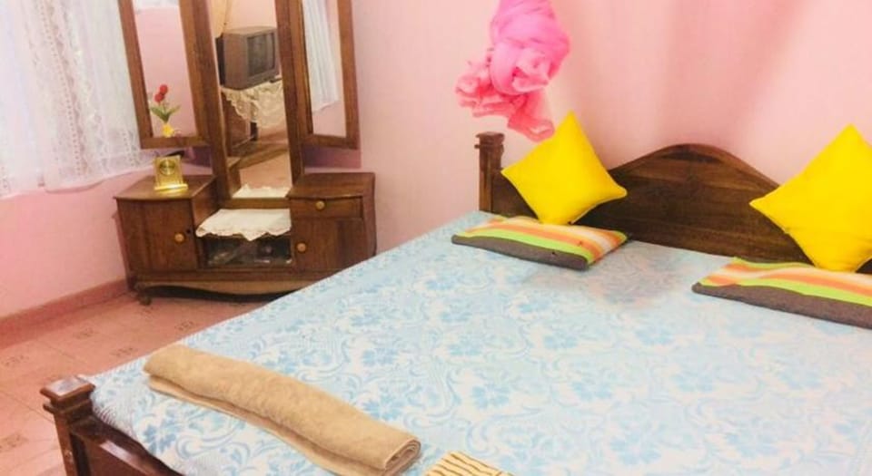 Basic House, 1 Double Bed, Smoking | 1 bedroom, bed sheets