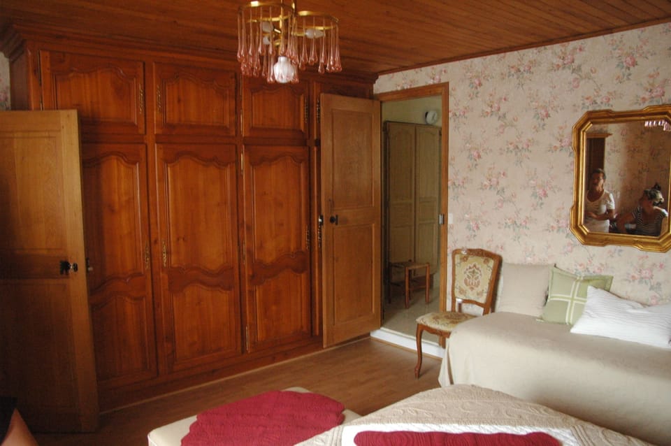 Family Suite | Cribs/infant beds, rollaway beds, free WiFi, bed sheets