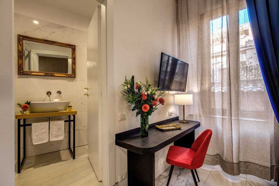 Deluxe Double Room | Minibar, in-room safe, individually furnished, desk