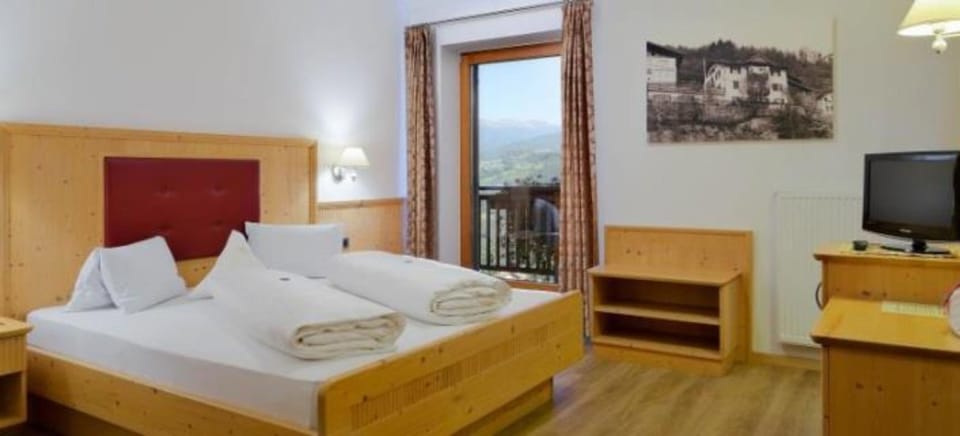 Double Room | In-room safe, desk, free cribs/infant beds, free WiFi