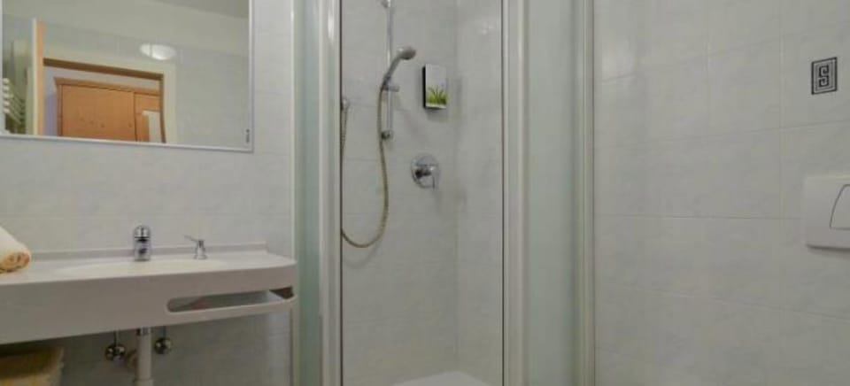 Deluxe Double Room | Bathroom | Free toiletries, hair dryer, towels