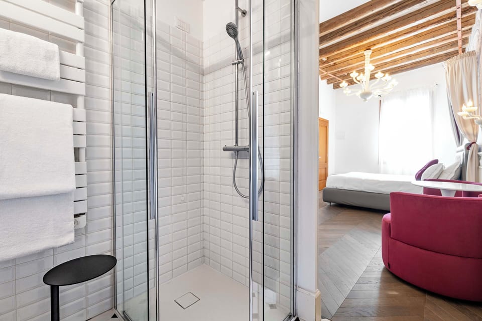 Junior Suite, Sea View | Bathroom | Shower, rainfall showerhead, eco-friendly toiletries, hair dryer