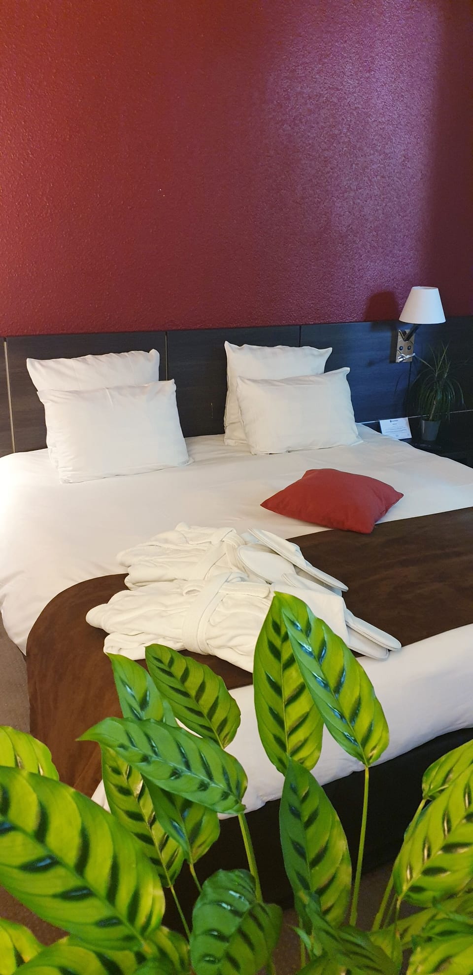 Suite, 1 King Bed, Non Smoking | Premium bedding, in-room safe, desk, laptop workspace