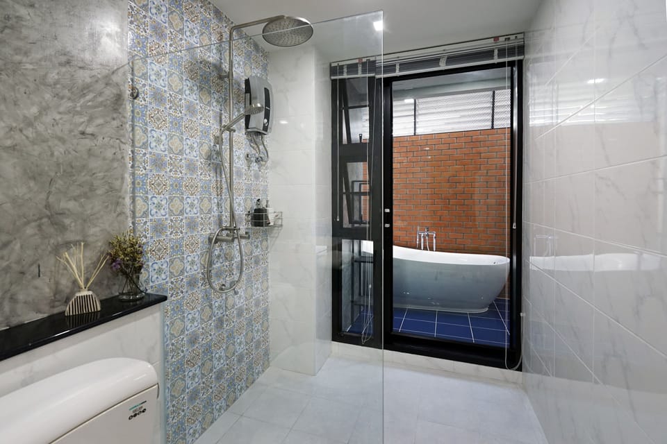 Signature Suite | Bathroom | Shower, free toiletries, hair dryer, slippers