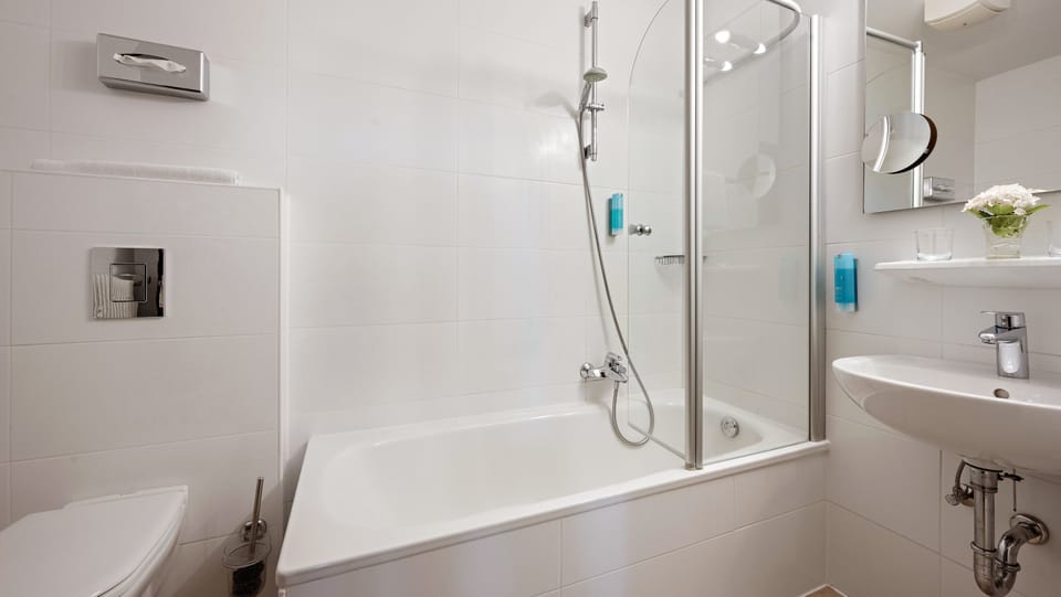 Comfort Double Room, Non Smoking | Bathroom | Hair dryer, towels, soap, shampoo