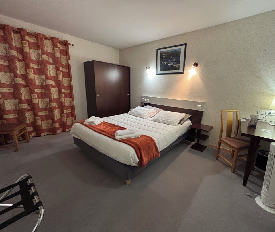 Desk, soundproofing, WiFi (free), bed sheets