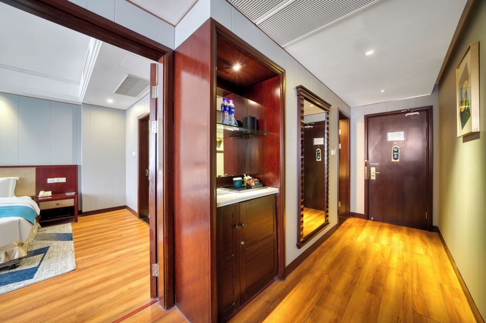 Executive Suite, City View | Minibar, individually decorated, individually furnished, desk