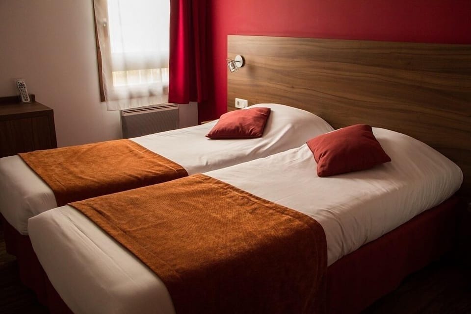 Standard Twin Room, 2 Twin Beds, Non Smoking | Desk, iron/ironing board, free cribs/infant beds, rollaway beds