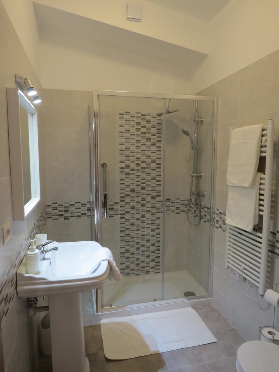 Shower, rainfall showerhead, towels