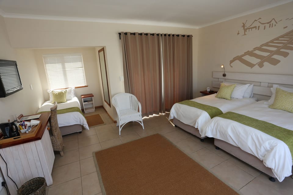 Triple Room | Living area | 32-inch plasma TV with satellite channels, TV