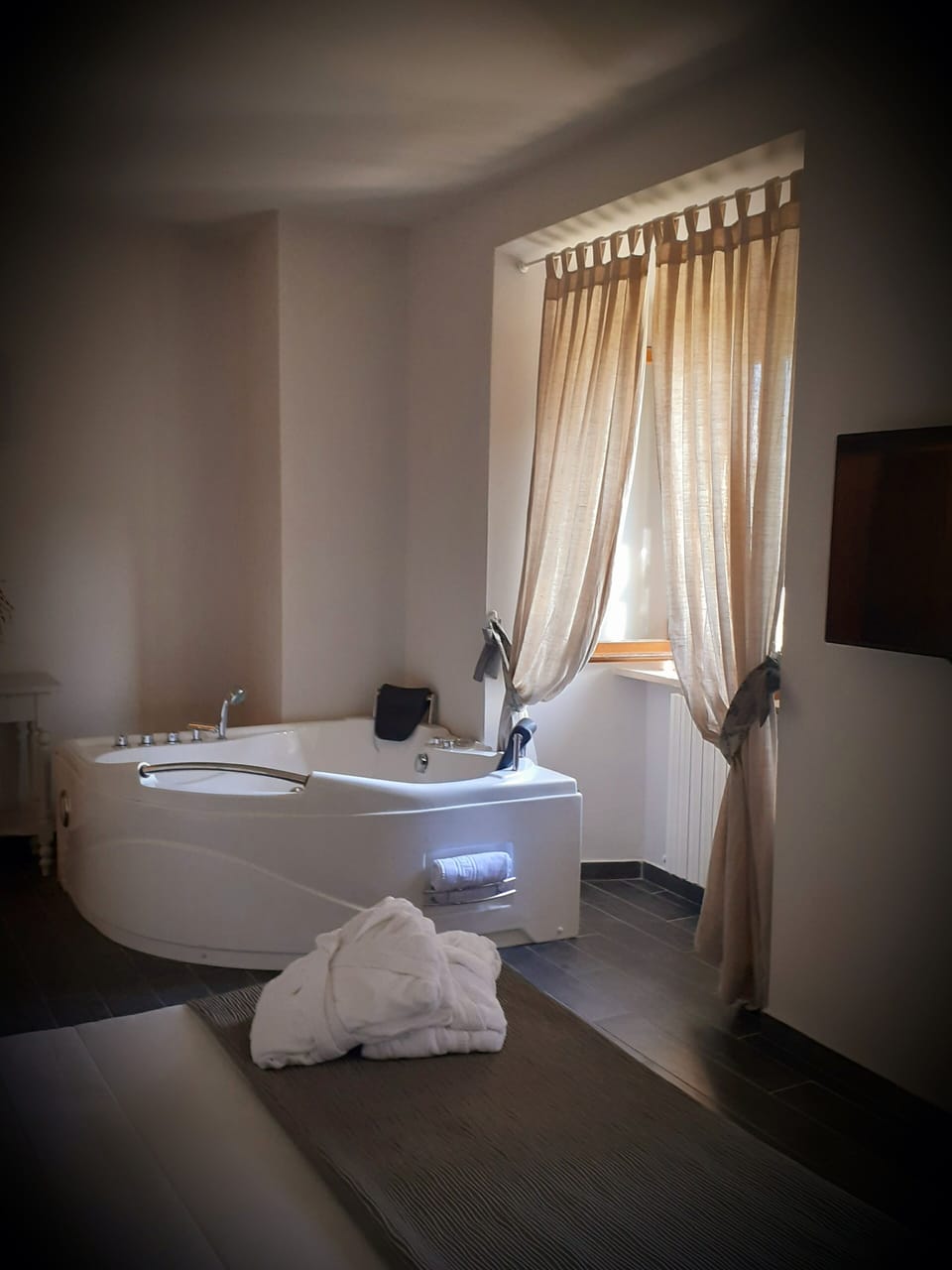 Deluxe Double Room, Bathtub | Minibar, in-room safe, desk, soundproofing