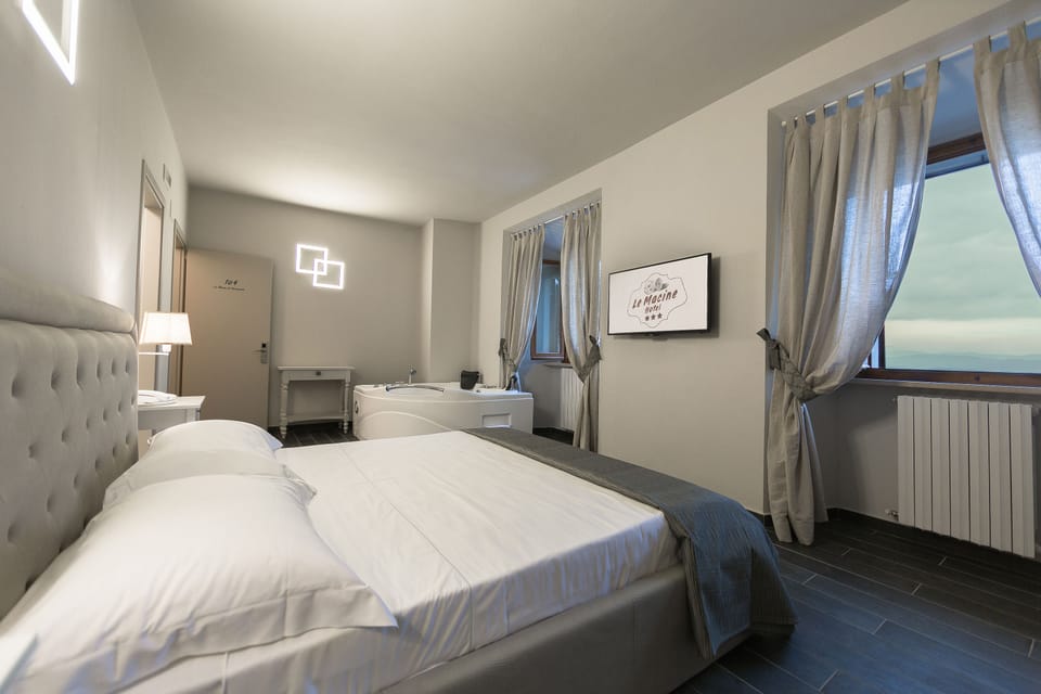 Deluxe Double Room, Bathtub | Minibar, in-room safe, desk, soundproofing