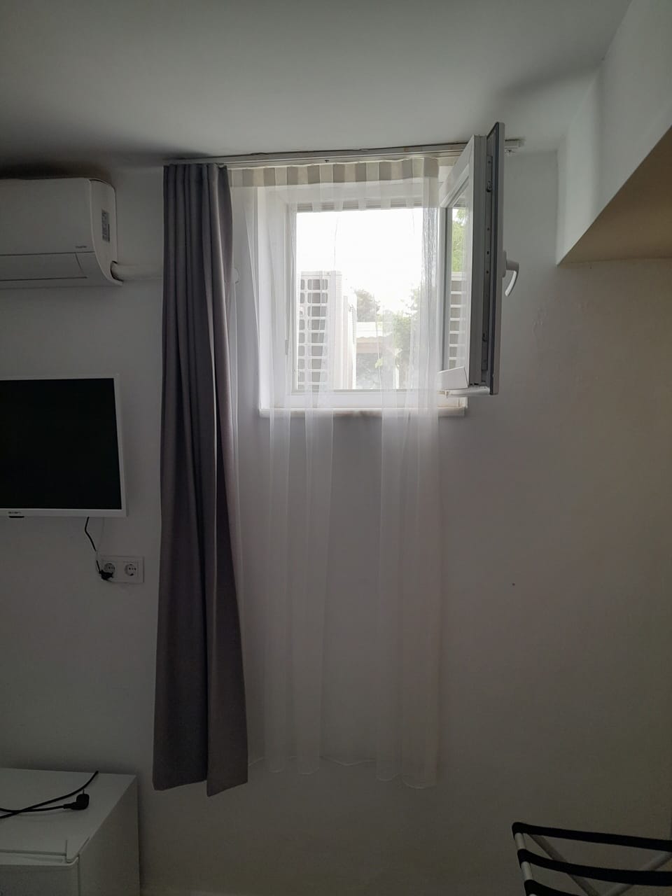 Economy Triple Room, 1 Bedroom, Ground Floor (Basement) | Iron/ironing board, free cribs/infant beds, free WiFi