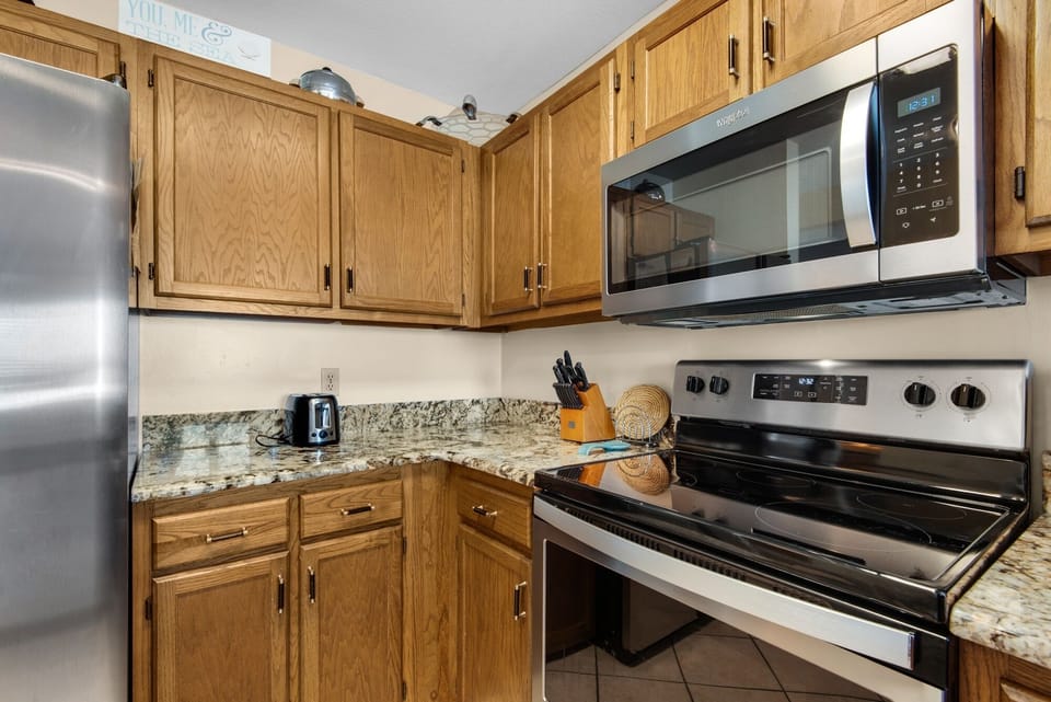 Townhome, 2 Bedrooms | Private kitchen | Fridge, oven, coffee/tea maker, toaster
