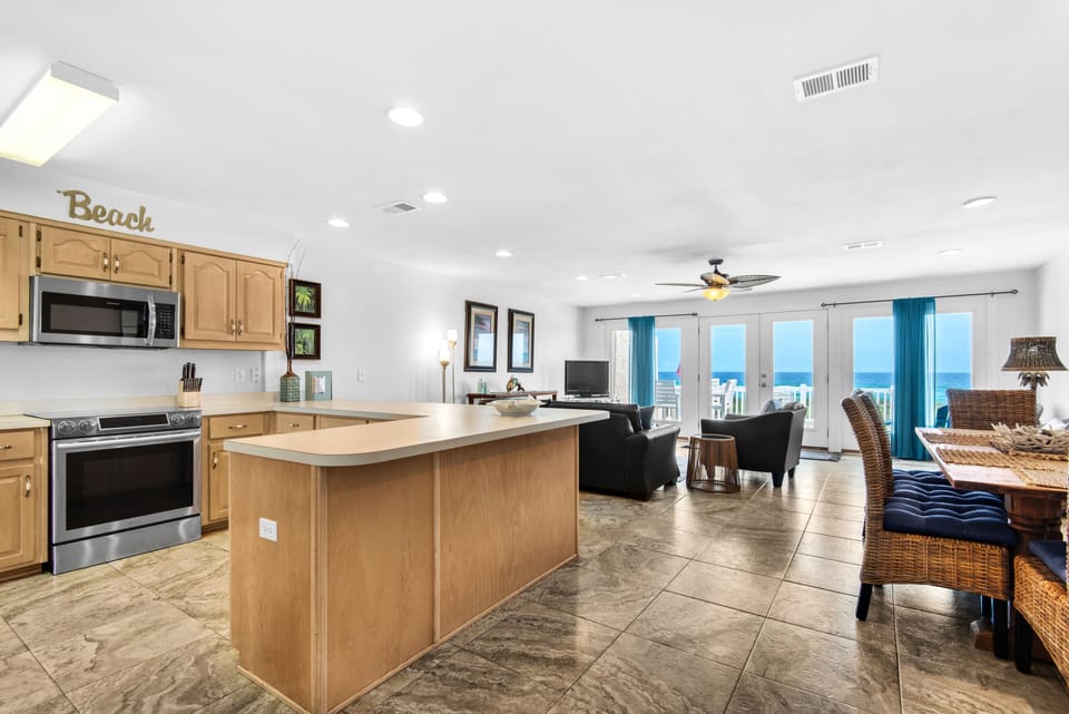 Townhome, 3 Bedrooms | Private kitchen | Fridge, oven, coffee/tea maker, toaster