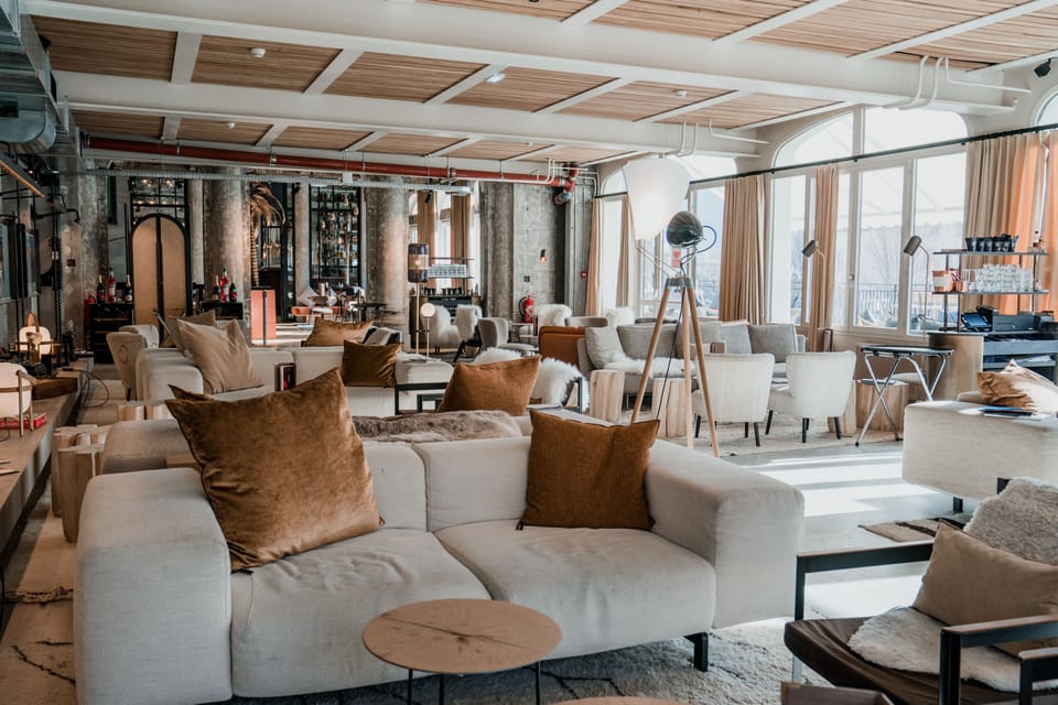 2 bars/lounges, cocktail bar