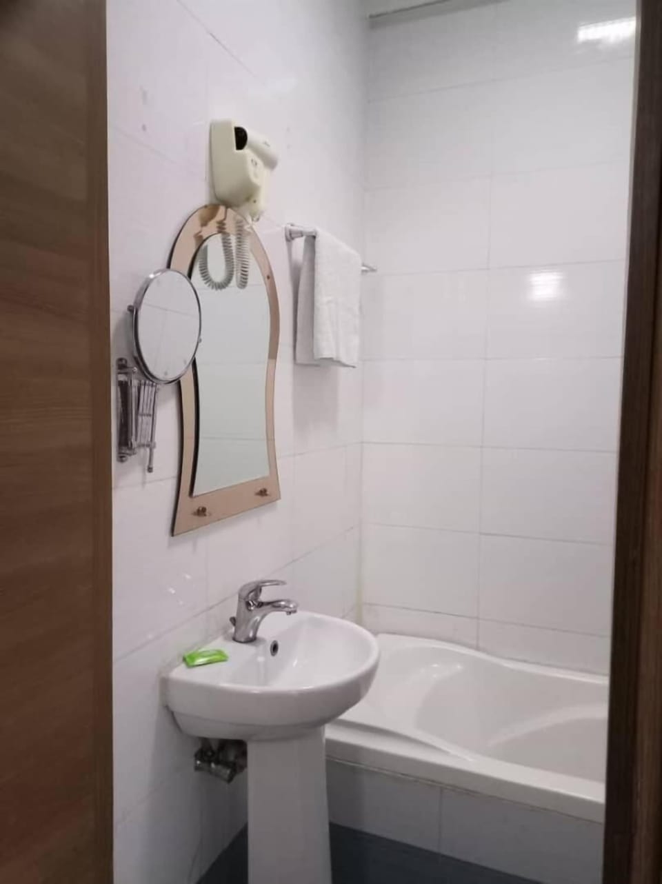 Combined shower/tub, deep soaking tub, free toiletries, towels