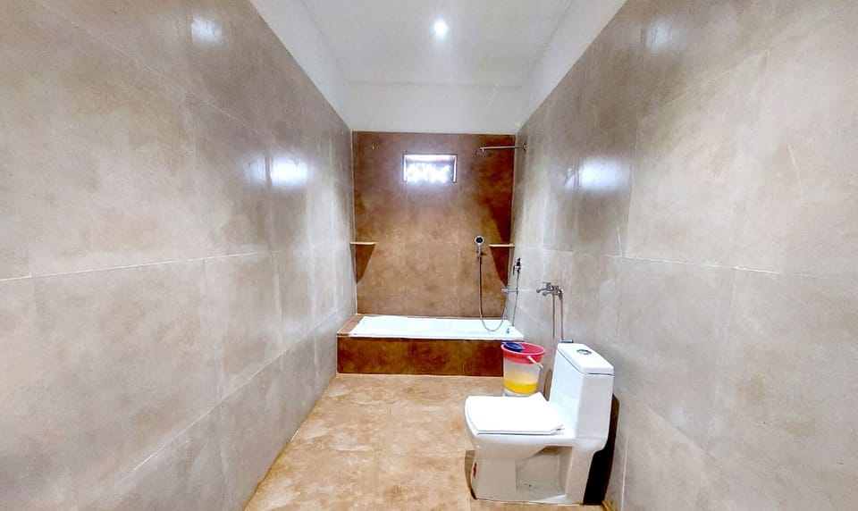 Swiss Tent | Bathroom | Shower, free toiletries, bathrobes, towels