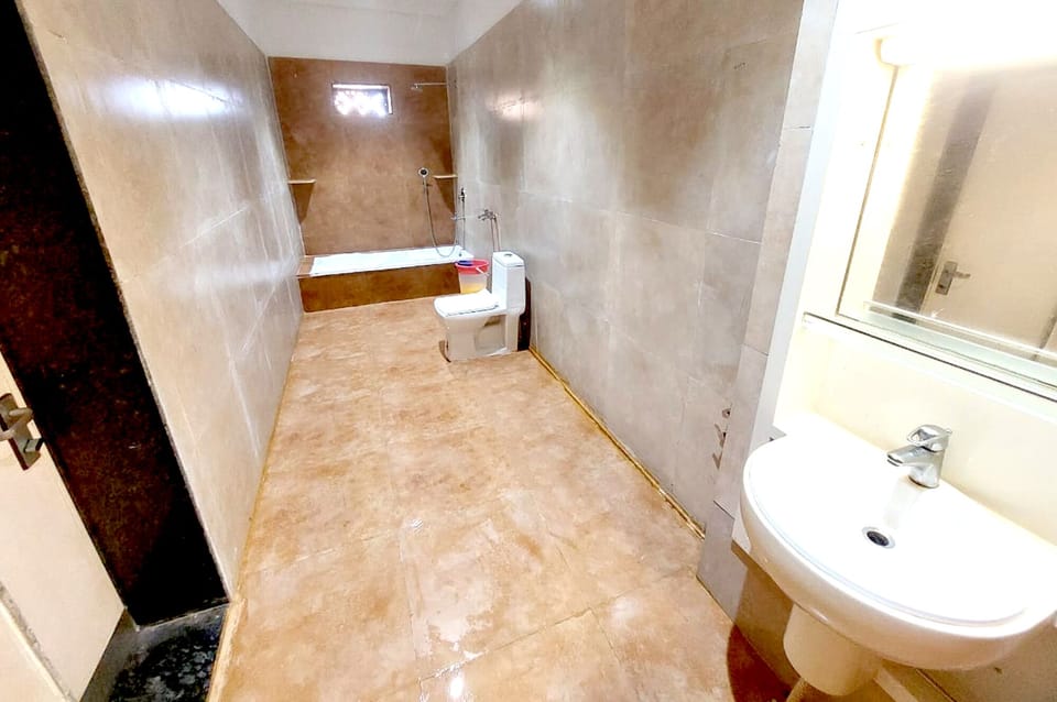 Swiss Tent | Bathroom | Shower, free toiletries, bathrobes, towels