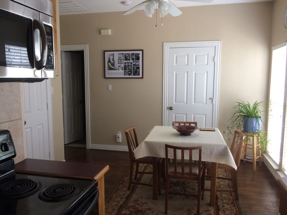 Traditional Suite, 1 Queen Bed, Non Smoking | In-room dining