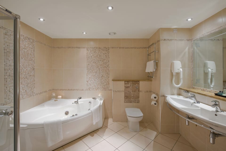 Superior Suite | Bathroom | Shower, free toiletries, towels