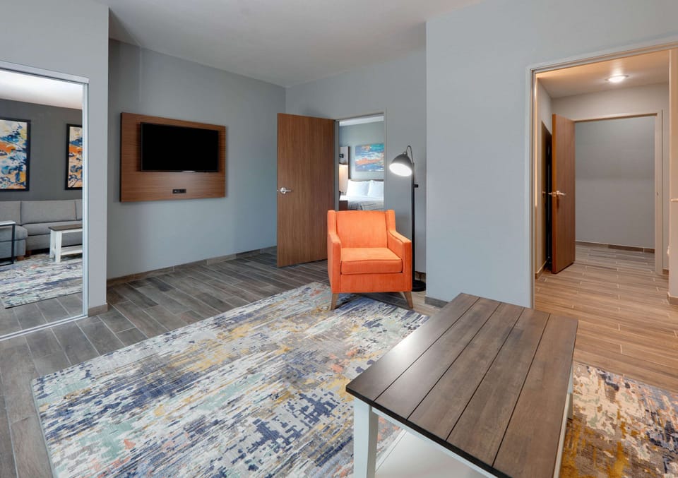 Premium bedding, desk, iron/ironing board, WiFi (free)