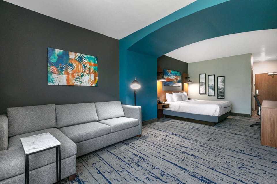 Deluxe Room, 1 King Bed, Non Smoking | Premium bedding, desk, iron/ironing board, WiFi (free)