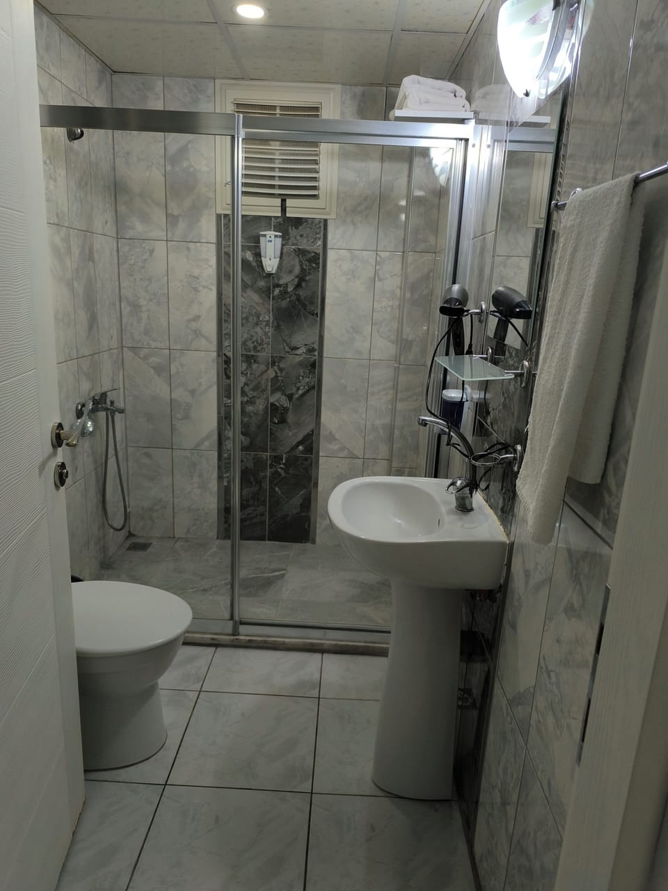 Family Suite | Bathroom | Shower, free toiletries, hair dryer, slippers