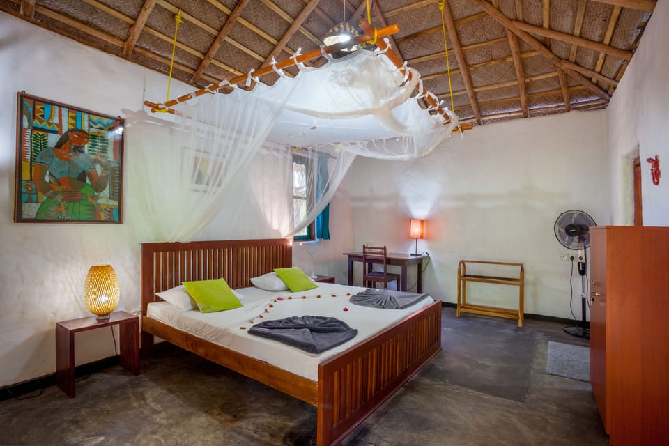 Traditional Bungalow, 1 Queen Bed, Non Smoking | Desk, bed sheets