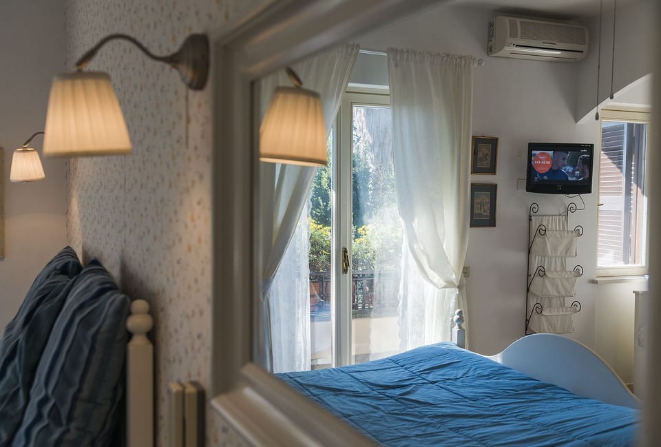 Suite, 1 Queen Bed with Sofa bed, Non Smoking, Jetted Tub | In-room safe, desk, free WiFi, bed sheets