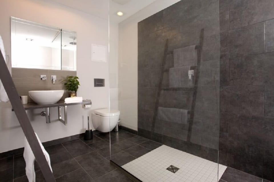Double Room | Bathroom | Shower, free toiletries, hair dryer, towels