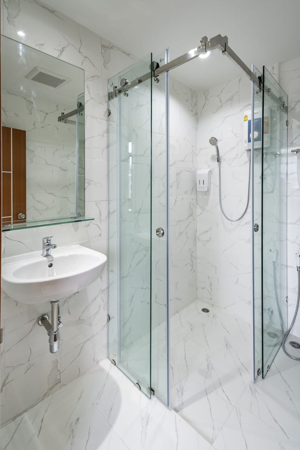 Shower, free toiletries, towels
