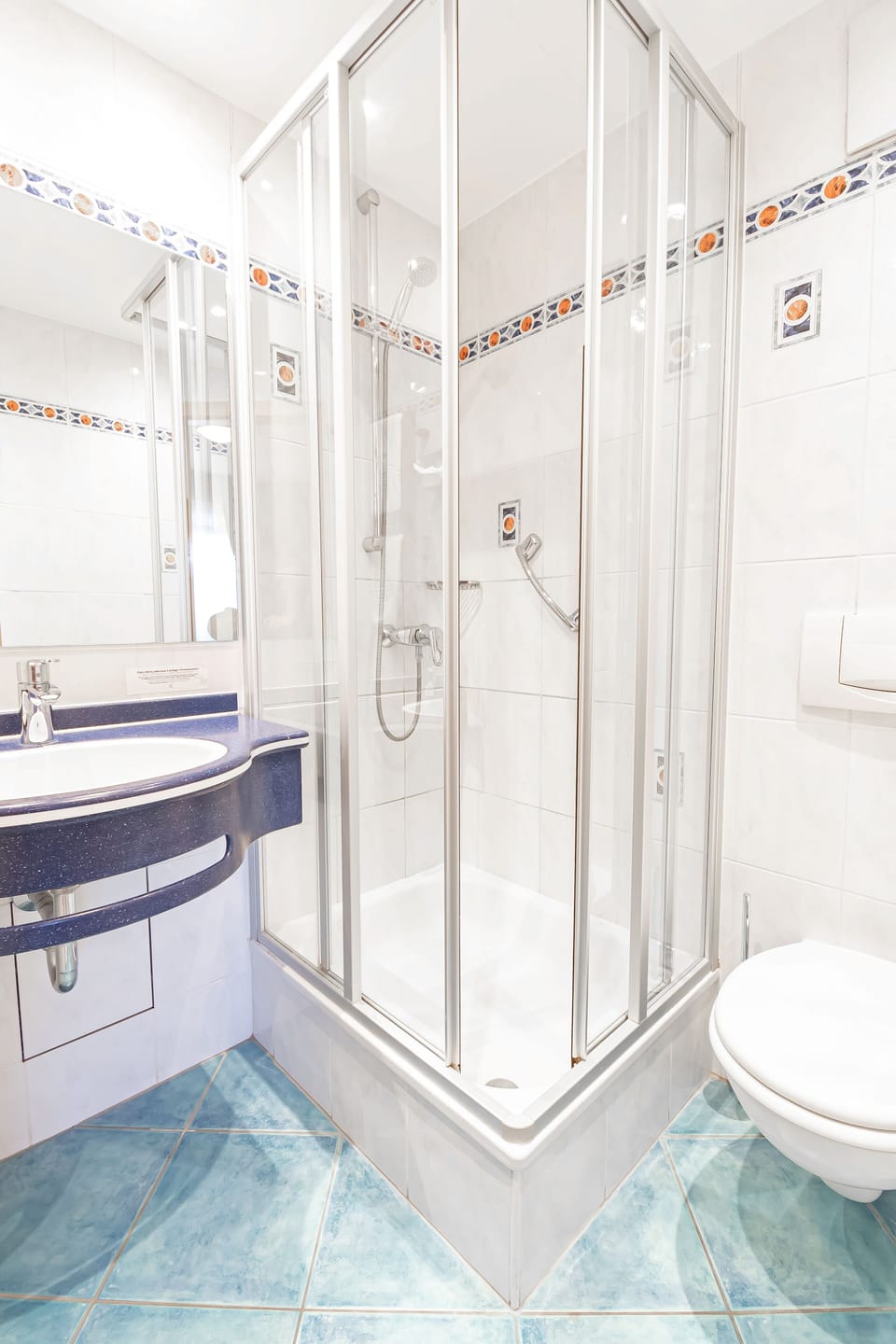 Standard Double Room | Bathroom | Shower, free toiletries, hair dryer, towels