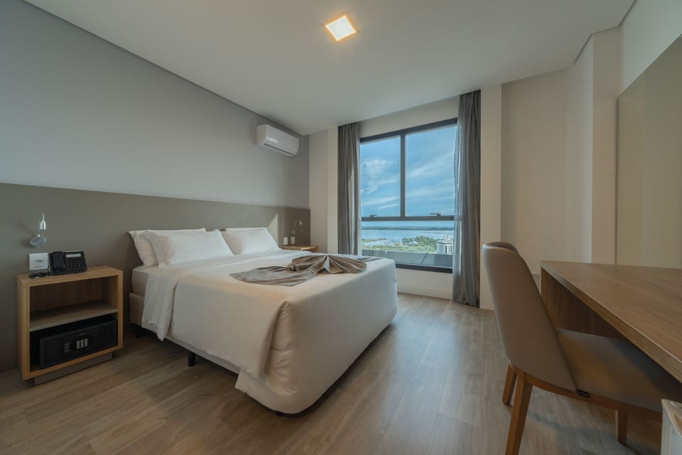 Luxury Room | In-room safe, desk, laptop workspace, blackout drapes