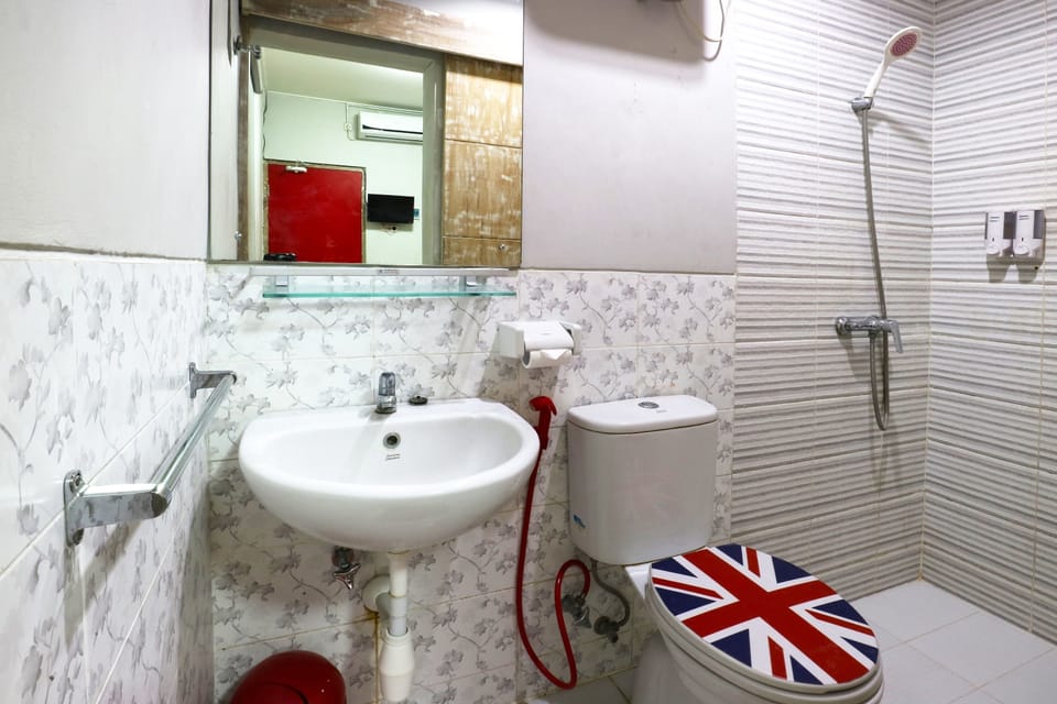 Single Room | Bathroom | Shower, towels