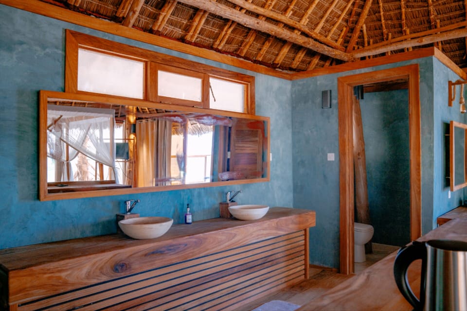 Executive Studio Suite | Bathroom | Shower, rainfall showerhead, free toiletries, hair dryer