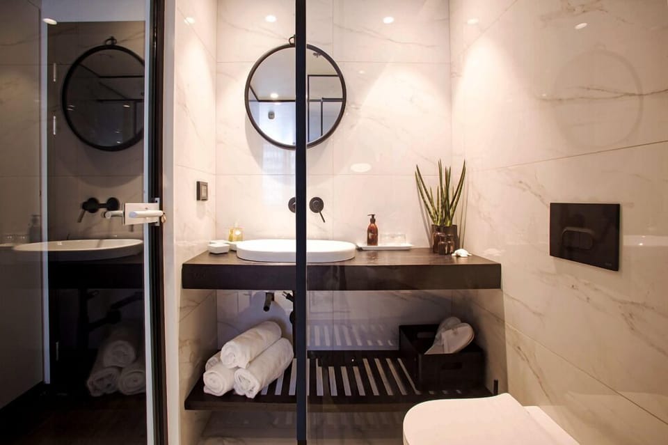 Superior Room | Bathroom | Shower, free toiletries, hair dryer, towels