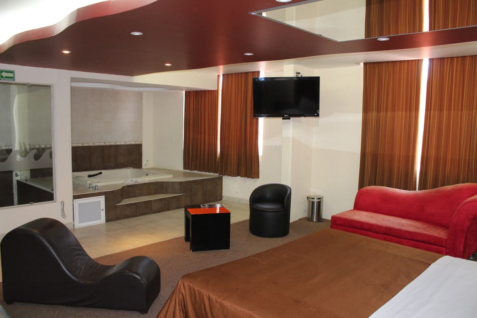 Suite, 1 King Bed, Non Smoking | Jetted tub