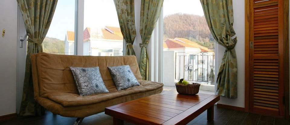 Family Room | Living room | Flat-screen TV
