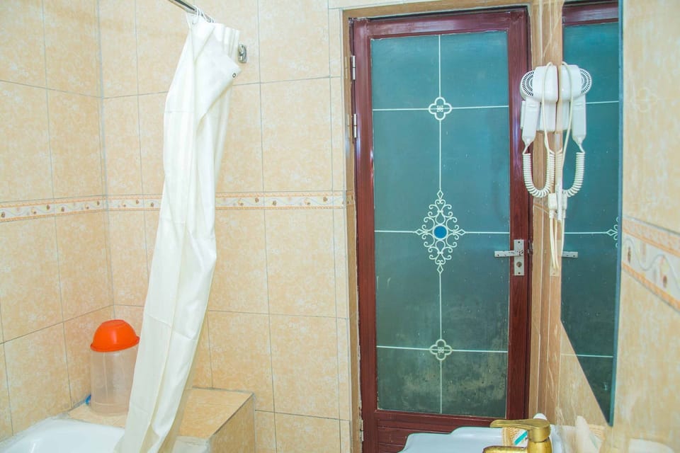 Deluxe Room, 1 King Bed | Bathroom | Deep soaking tub, rainfall showerhead, free toiletries, towels
